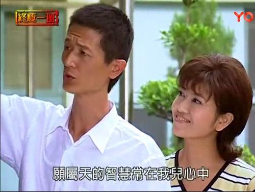 只想静静吃瓜情侣,甜蜜情侣的悠闲时光